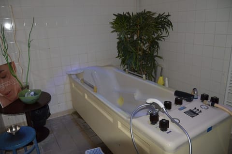 Couples treatment rooms, sauna, hot tub, steam room, Turkish bath