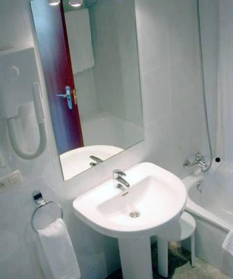 Combined shower/tub, free toiletries, hair dryer, towels