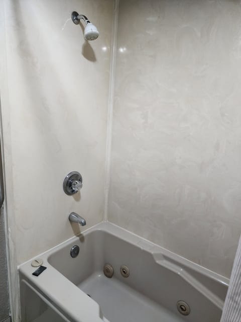 Standard Room | Bathroom | Combined shower/tub, towels, soap, shampoo