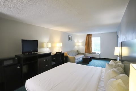 Suite, 1 King Bed | Desk, blackout drapes, iron/ironing board, free WiFi