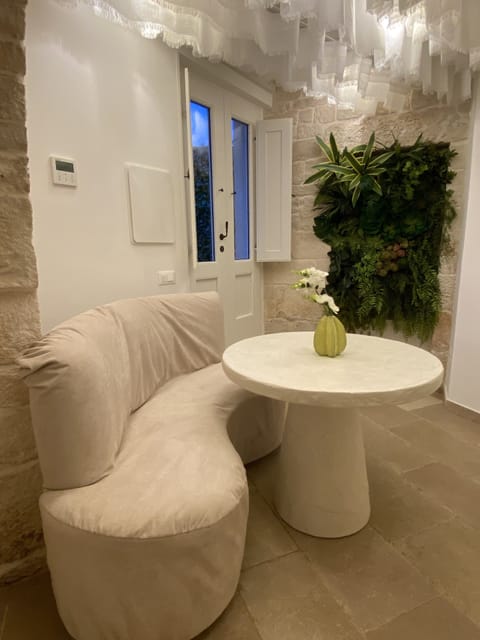 Luxury Suite | Private kitchen | Electric kettle, cookware/dishes/utensils