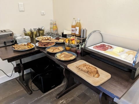 Daily continental breakfast (EUR 10 per person)