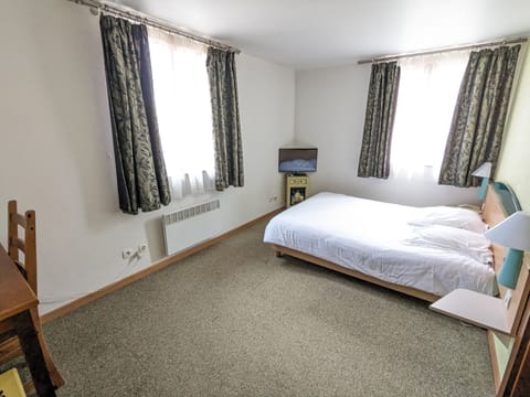 Basic Double Room | Free WiFi, bed sheets