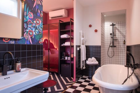 Romantic Room | Bathroom | Hair dryer, towels, soap, shampoo