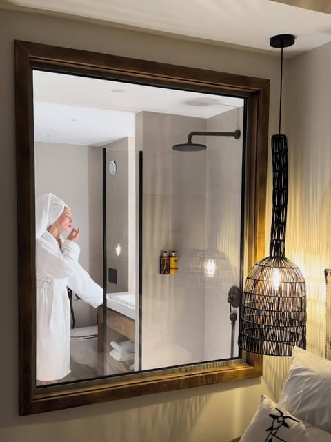 Minibar, desk, soundproofing, iron/ironing board