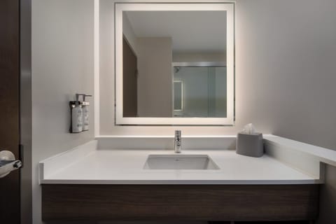 Standard Room, 1 King Bed | Bathroom | Free toiletries, hair dryer, towels, soap