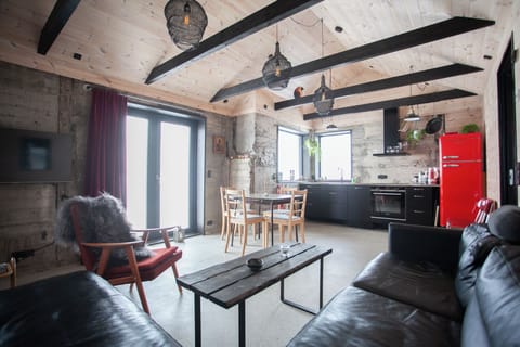 House | Living area | 30-inch flat-screen TV with satellite channels, heated floors