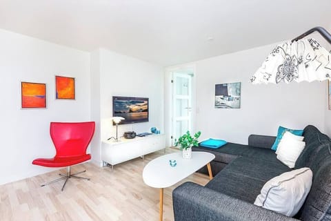 Apartment | Living room | 30-inch flat-screen TV with satellite channels