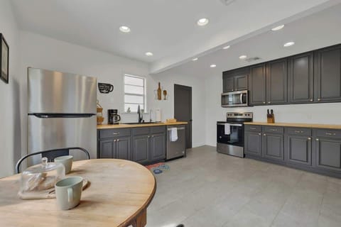 House, Multiple Beds, Patio (309 Glenmoor Dr) | Private kitchen | Coffee/tea maker, electric kettle