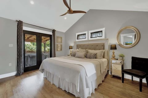 House, Multiple Beds, Hot Tub, City View (109 S Bowie St) | 2 bedrooms, individually decorated, individually furnished, bed sheets