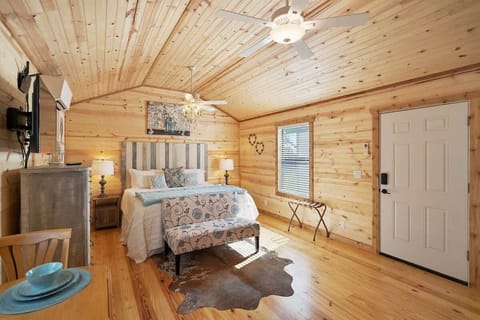Cabin, 1 King Bed, Kitchen | 1 bedroom, individually decorated, individually furnished, bed sheets