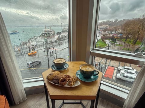 King Suite Sea View Room | Minibar, in-room safe, desk, soundproofing