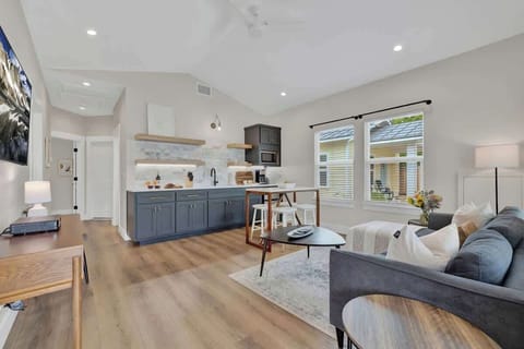 House, Multiple Beds, Hot Tub, City View (215 Mistletoe- D) | Living area