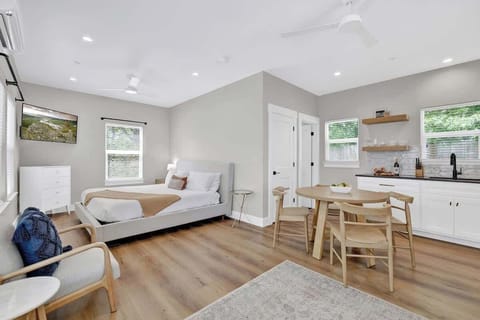 Cottage, 1 King Bed, Hot Tub, City View (215 Mistletoe- C) | 1 bedroom, individually decorated, individually furnished, bed sheets