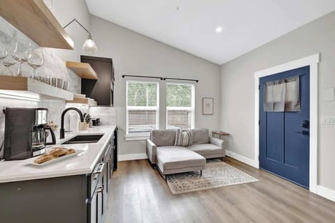 Cottage, 1 King Bed, Hot Tub, City View (215 Mistletoe- E) | Interior