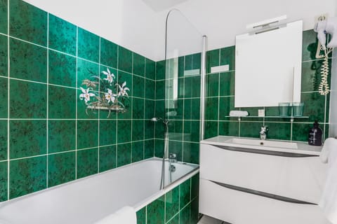 Comfort Double Room Senival | Bathroom | Bathtub, free toiletries, towels, soap