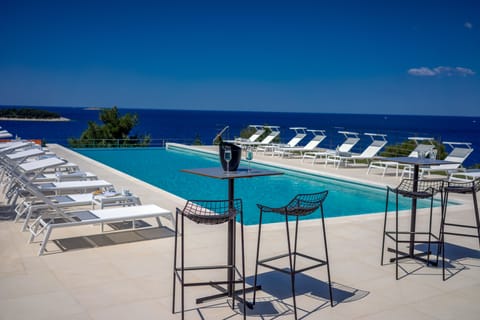 Infinity pool