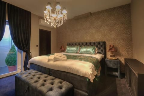 Deluxe Suite | 1 bedroom, minibar, individually decorated, individually furnished