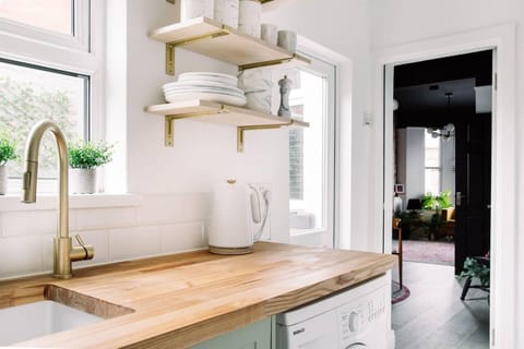House | Private kitchen | Fridge, microwave, oven, stovetop