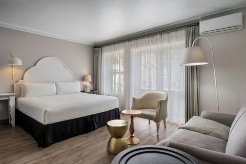 Executive Suite, 1 Bedroom | 1 bedroom, in-room safe, desk, iron/ironing board