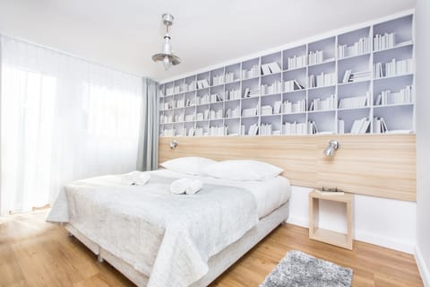 Pillowtop beds, desk, blackout drapes, free WiFi