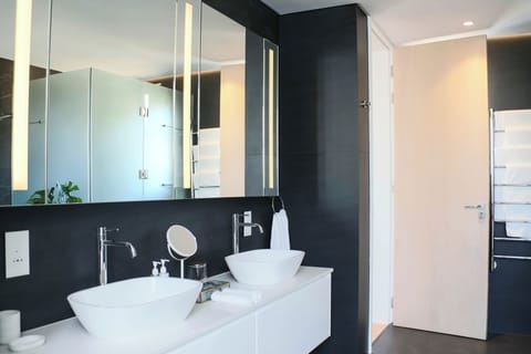 Presidential Suite | Bathroom | Free toiletries, hair dryer, bathrobes, slippers