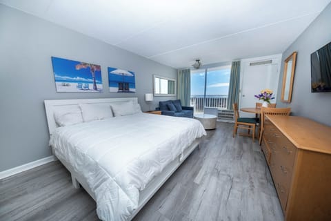 Deluxe Studio Suite, Ocean View, Oceanfront | Laptop workspace, iron/ironing board, WiFi (free)