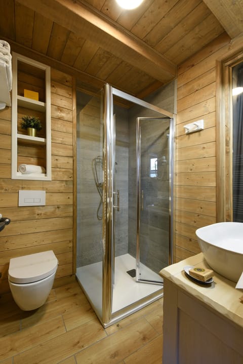 Deluxe Double or Twin Room, 1 King Bed | Bathroom | Free toiletries, hair dryer, slippers, towels