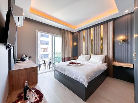 Luxury Room | Free minibar items, laptop workspace, soundproofing, free WiFi