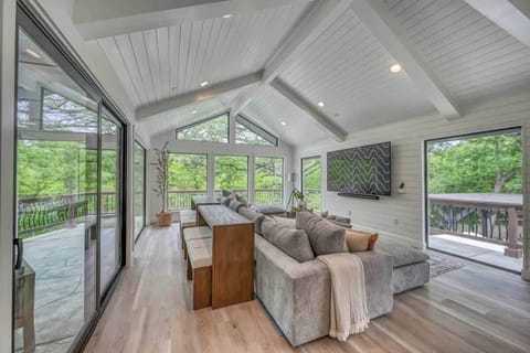 House, Multiple Beds, Hot Tub (2865 Edgegrove) | Living area