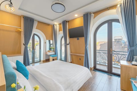 Deluxe Double Room, 1 Queen Bed | Memory foam beds, individually decorated, desk, laptop workspace