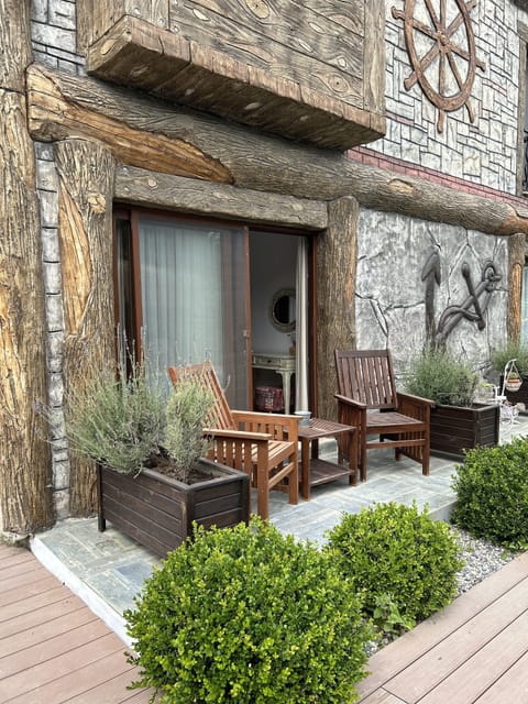 Deluxe Room | 1 bedroom, minibar, in-room safe, iron/ironing board