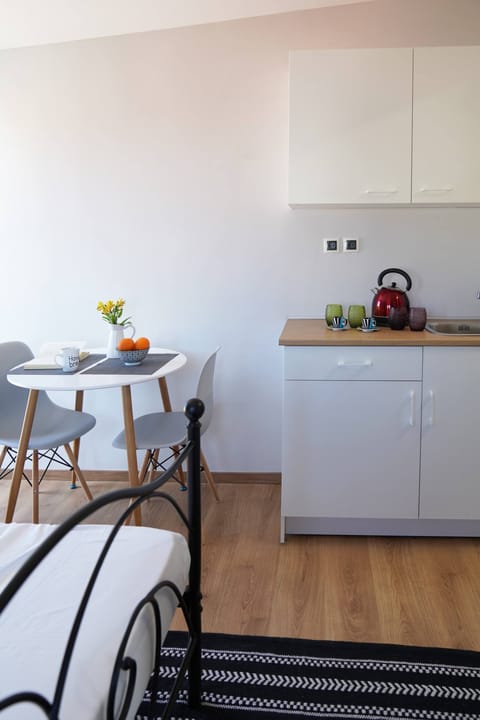 Apartment, 1 Bedroom, Balcony, Ocean View | Dining