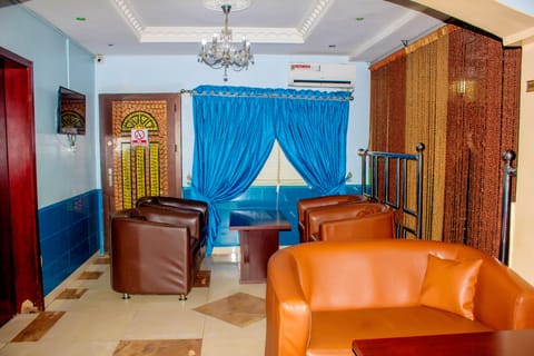 2 bars/lounges