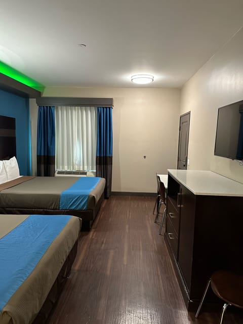 Basic Double Room | Desk, bed sheets