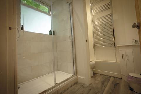 Superior Double Room | Bathroom | Shower, free toiletries, slippers, towels