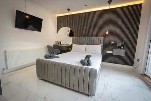 Deluxe Double Room, 1 Double Bed | Memory foam beds, desk, iron/ironing board, bed sheets