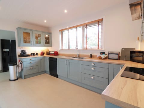 Cottage | Private kitchen | Dishwasher, cookware/dishes/utensils