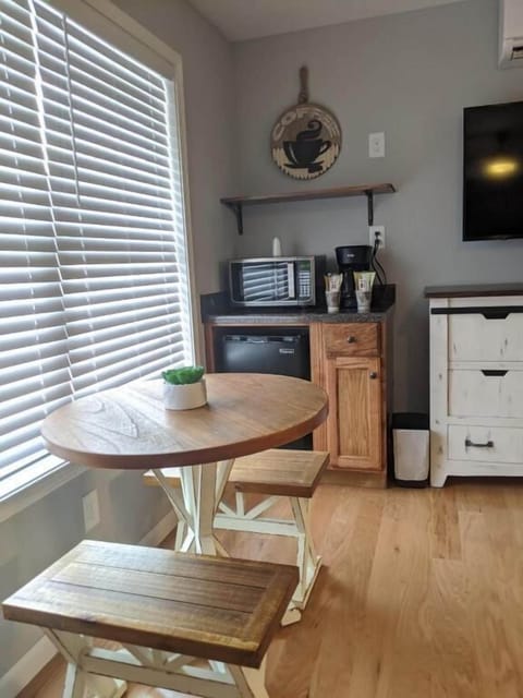 Deluxe Room | Living area | 40-inch Smart TV with cable channels