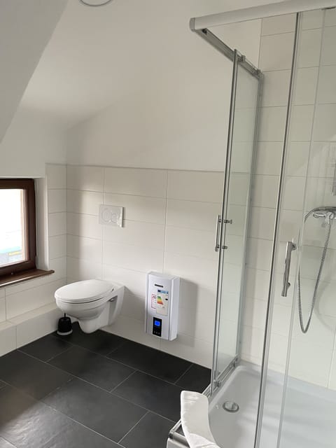 Business Single Room, Private Bathroom | Bathroom | Shower, hair dryer, towels, soap