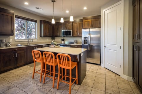 Luxury House, 4 Bedrooms, Patio, Mountain View | Private kitchen | Full-size fridge, microwave, oven, stovetop