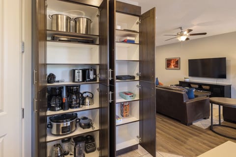 Full-size fridge, microwave, oven, stovetop