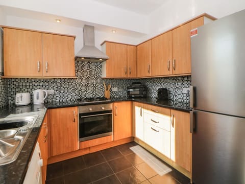 Fridge, dishwasher, cookware/dishes/utensils