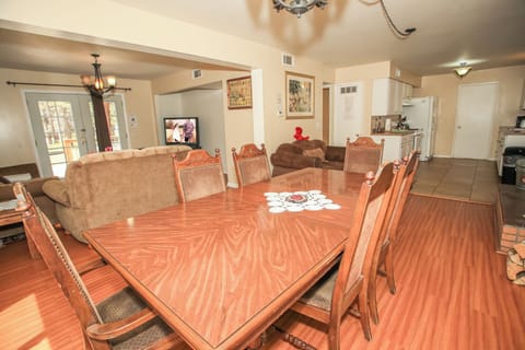 Basic Cabin | In-room dining