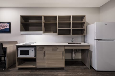 Full-size fridge, microwave, stovetop