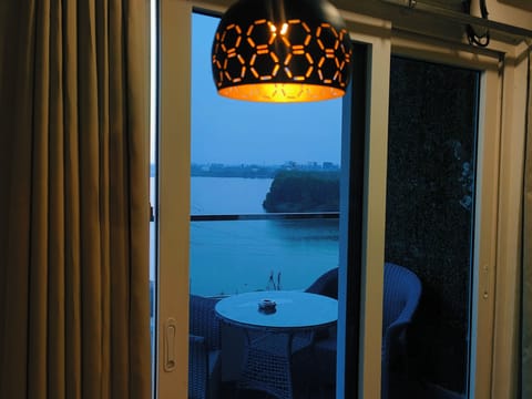 LAKE VIEW ROOM BALCONY | Premium bedding, minibar, individually furnished, desk
