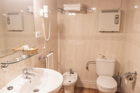 Double Room, 1 Queen Bed, Ensuite, Mountainside | Bathroom | Combined shower/tub, rainfall showerhead, free toiletries, hair dryer