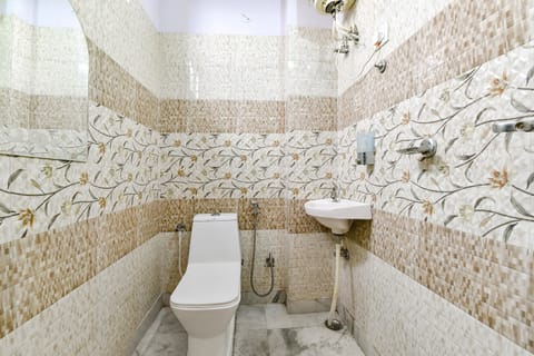 Deluxe Room | Bathroom | Shower, rainfall showerhead, free toiletries, towels