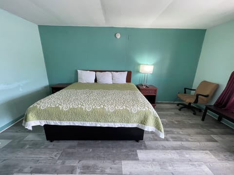 Standard Single Room, 1 King Bed, Smoking, Bathtub | Free WiFi