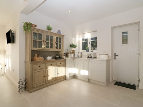 Cottage | Private kitchen | Fridge, dishwasher, electric kettle, toaster